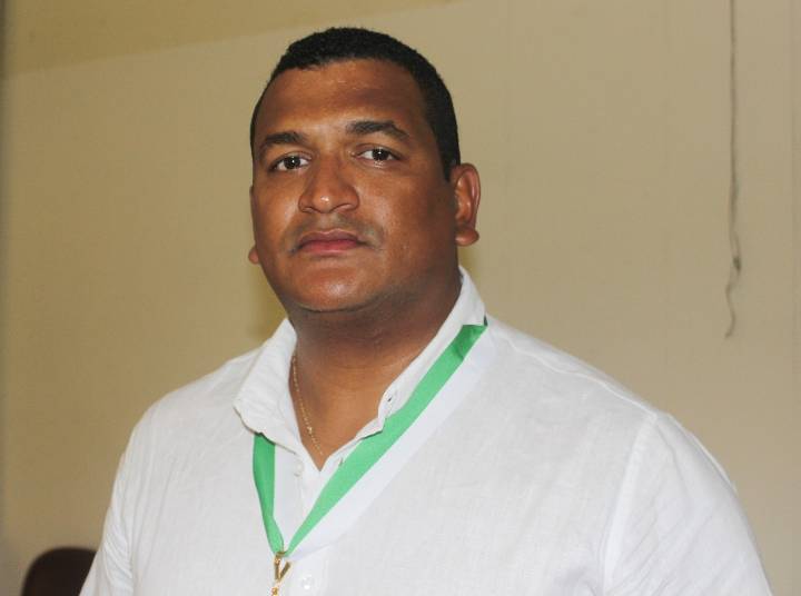 Médico guajiro recibe distinción por su trayectoria profesional