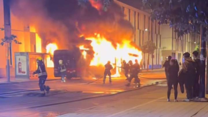 Arde un autobús de Tussam en la Cartuja