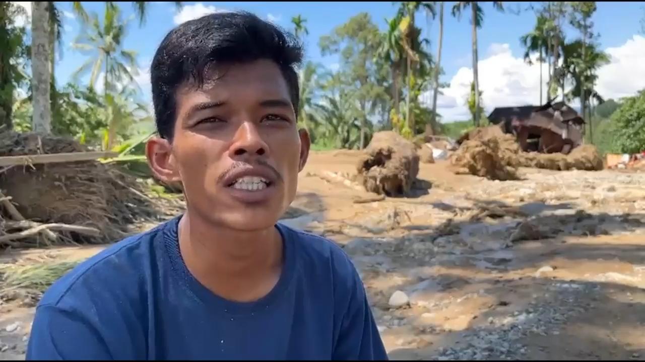 Floods survivor in Indonesia still searching for missing wife and daughters