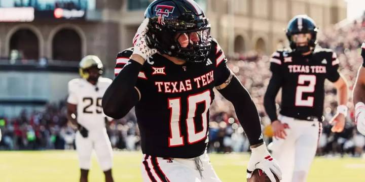 Rodriguez collects Bednarik Award for fifth national award