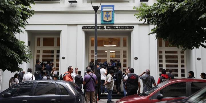 Allanaron la sede de la AFA y clubes de fútbol por la causa Sur Finanzas