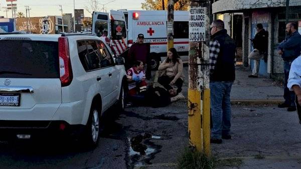 Queda prensado entre dos carros en la Tecnológico