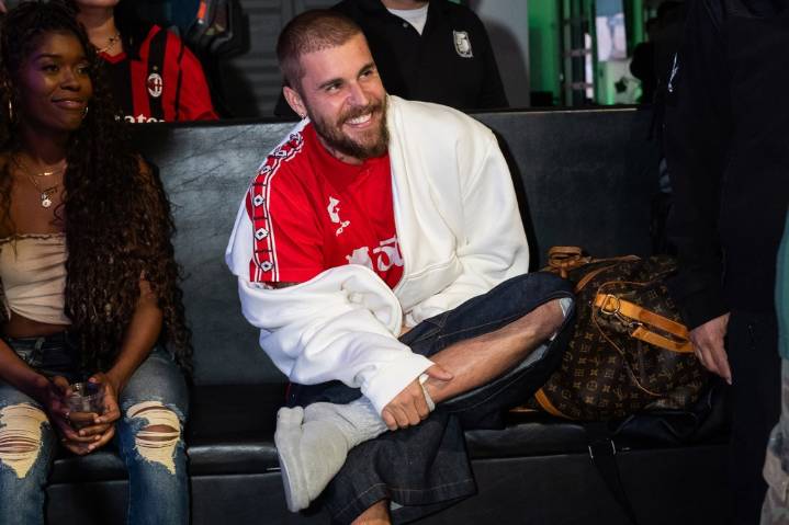 Justin Bieber Delivers Impromptu A Cappella Performance While Visiting ‘Baby’ Bowling Alley: Watch