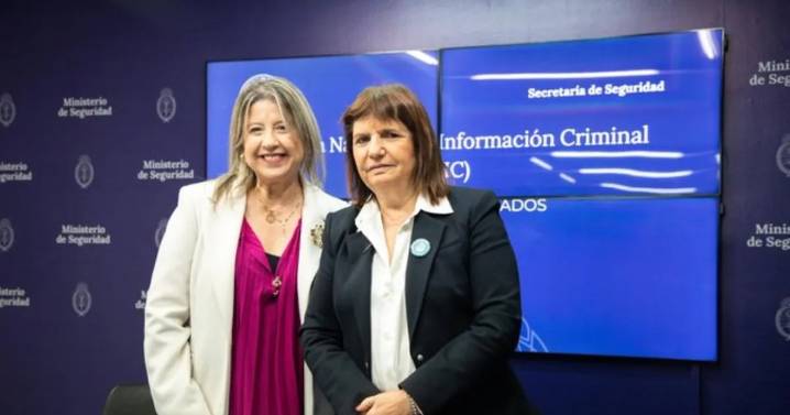 La foto de la transición en Seguridad: Javier Milei encabeza los ascensos junto a Patricia Bullrich y Alejandra Monteoliva