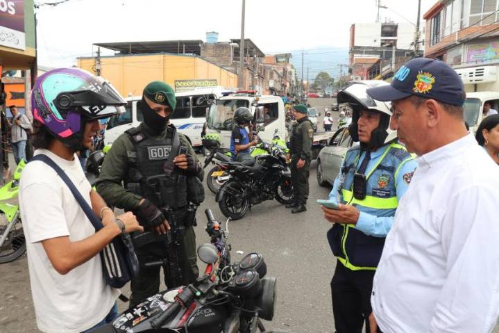 Alcaldía y Policía recuperan espacio público y detectan infracciones de tránsito en la 24