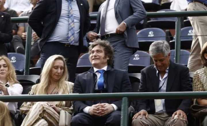 Milei fue ovacionado en una cancha de polo