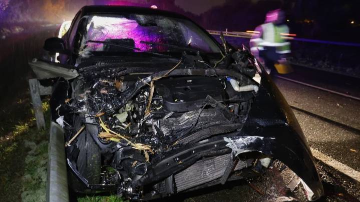 La caída de un árbol en la A-6 en Culleredo provoca un accidente múltiple e importantes retenciones de tráfico