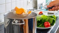 El truco que usan los expertos para cocinar verduras sin perder vitaminas claves