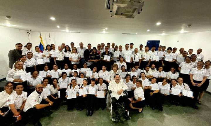 Cruz Roja Valencia juramentó a 45 voluntarios e impulsa integración hospitalaria y disciplina