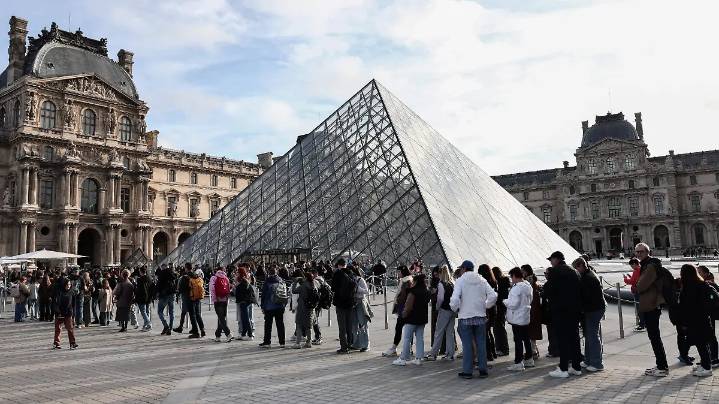 Fuga de agua en el Museo del Louvre daña libros del departamento de antigüedades egipcias
