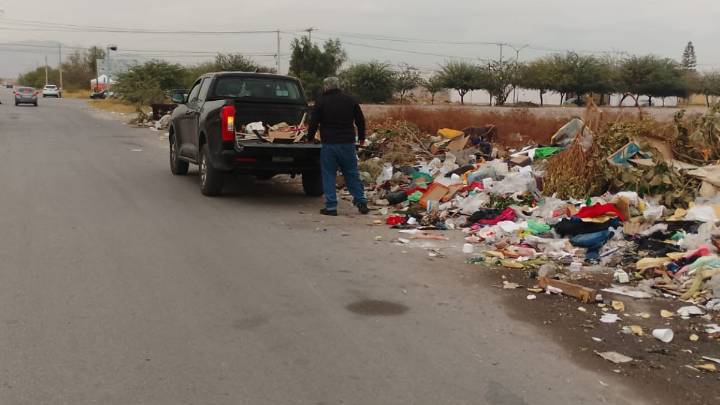 Detienen a tres personas por tirar basura en predio de la colonia Monterreal de Torreón