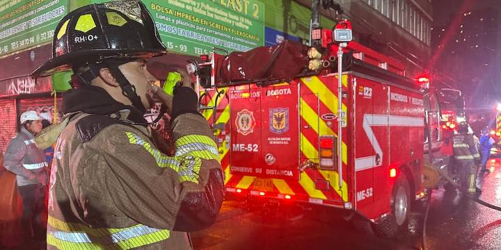Disminuyen los reportes de emergencias en Bogotá durante la jornada del 7 de Velitas: Bomberos respondieron a 122 casos en un día