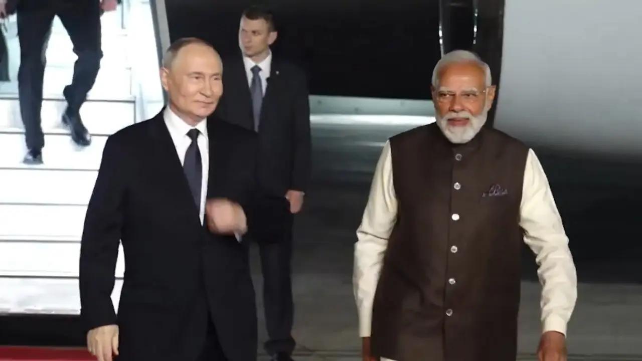 PM Modi receives Russian President Vladimir Putin in New Delhi