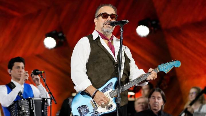 Raul Malo, the soulful tenor and frontman of The Mavericks, has died at age 60