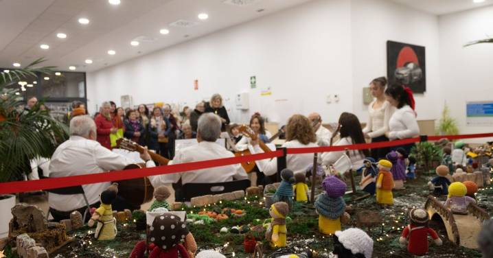 La Navidad también se teje en Salamanca con el belén de ganchillo de ZOES