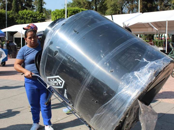 Entregan cerca de 300 tinacos en hogares de Iztacalco, CDMX