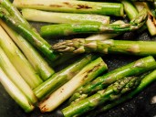 Cómo hacer espárragos crujientes en "air fryer" en solo 6 minutos
