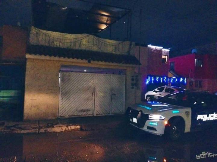 Policías salvan a mujer de 63 años atrapada en incendio