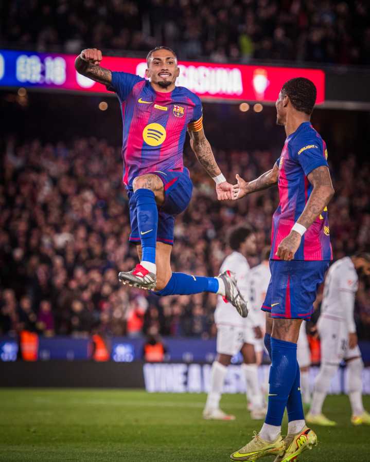 Barcelona venció al Osasuna 2-0 y sigue firme en la cima de la Liga de España