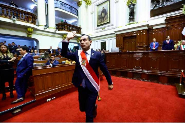 Mandatario peruano pide permiso a Congreso para viaje a Ecuador