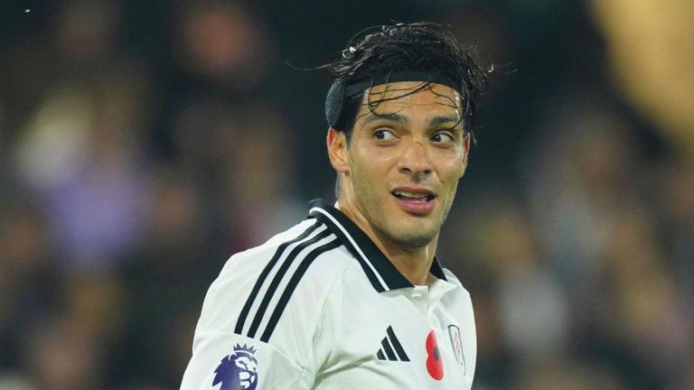 Raúl Jiménez acaba sequía goleadora y aleja al Fulham del descenso.