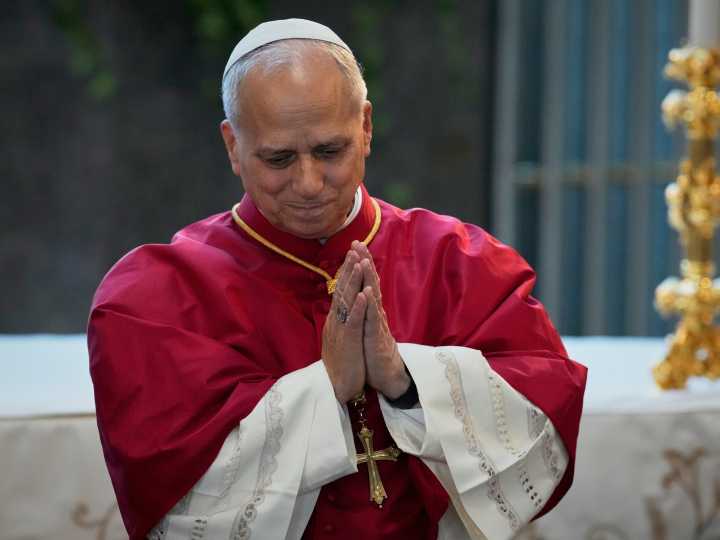 El Papa en el Líbano: rezo en la tumba de un famoso santo, lluvia de arroz y la ovación de miles de personas