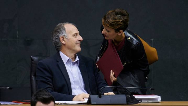 Chivite acusa a UPN y PP de "manosear" la Constitución mientras pacta con Bildu, que quiere dinamitarla