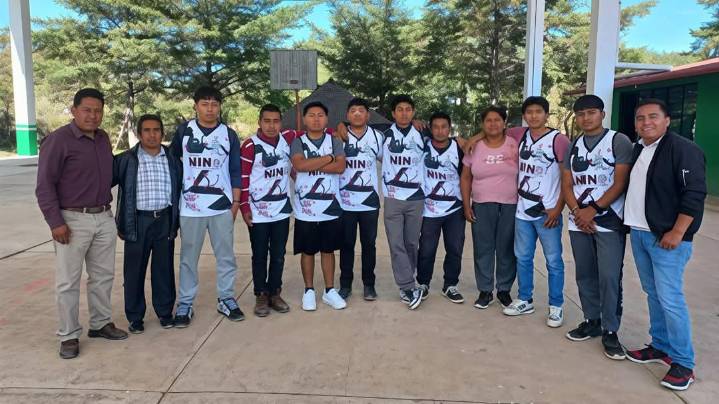 Obsequia Fundación Nino, uniformes a jóvenes deportistas