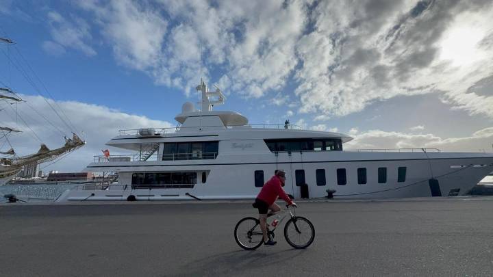 Gran Canaria, destino de lujo: el 'Familybilt' se suma a la lista de megayates que eligen la isla para sus travesías