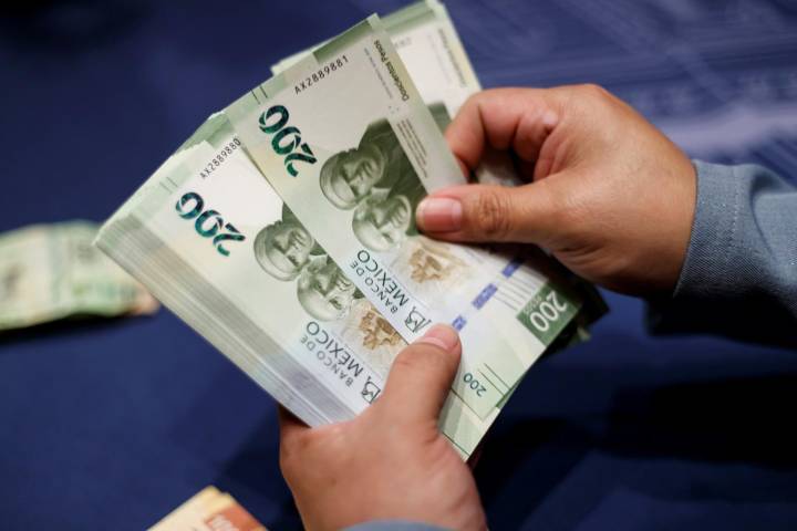 El peso mexicano se fortalece y roza ya las 17 unidades por dólar en el final de año