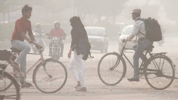 Delhi govt orders hybrid classes for students up to class 9, 11 amid severe air pollution