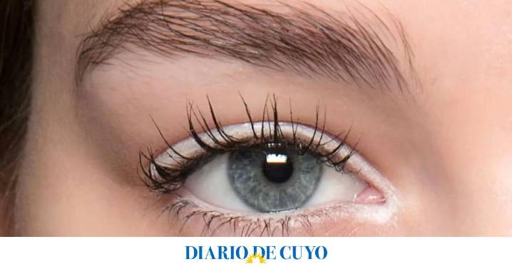 Adiós al delineador blanco para agrandar los ojos: el color que recomiendan usar