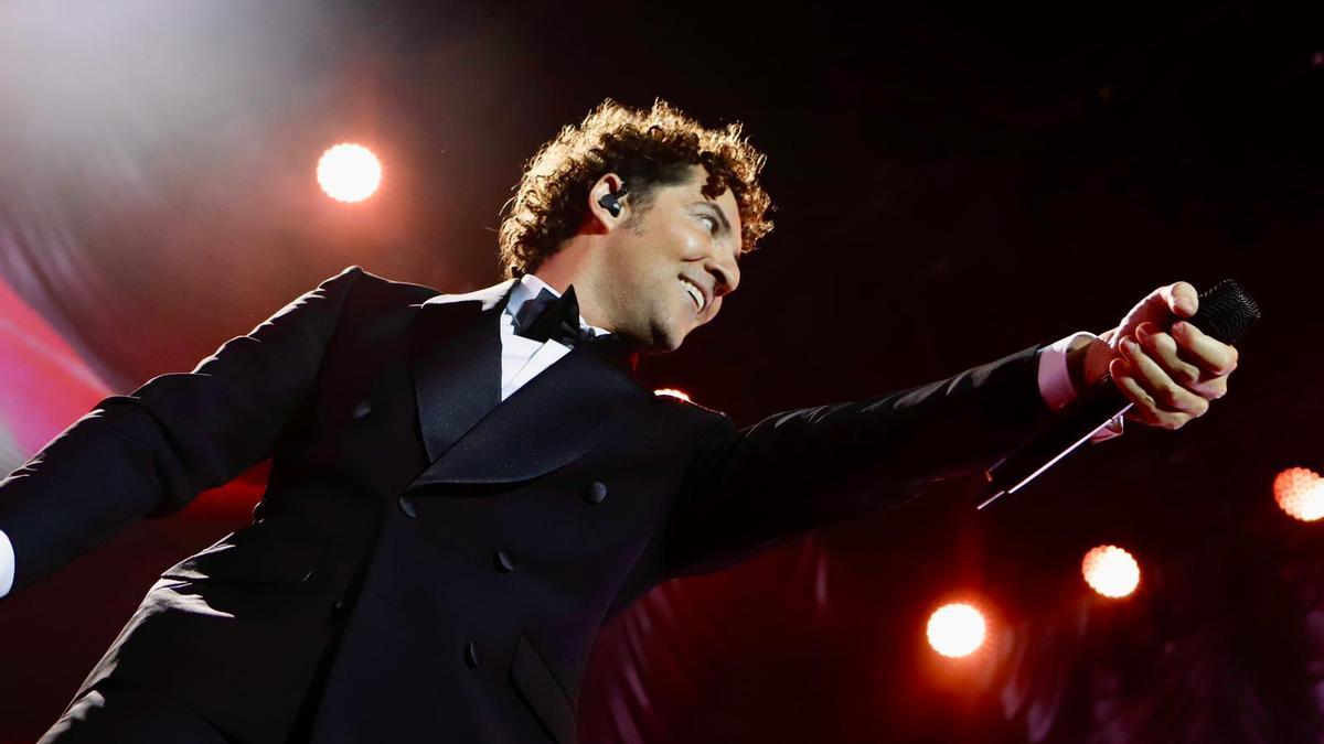 David Bisbal enciende la Navidad en el Príncipe Felipe de Zaragoza ante 7.000 espectadores