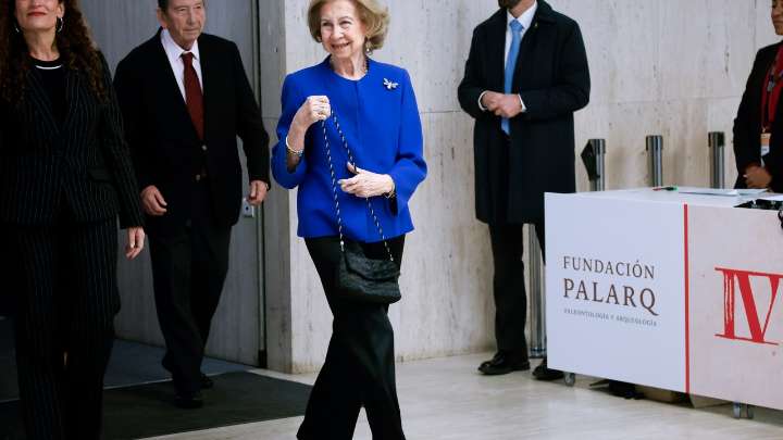 La Reina Sofía convierte el azul klein en el color más elegante para una noche fría en Madrid