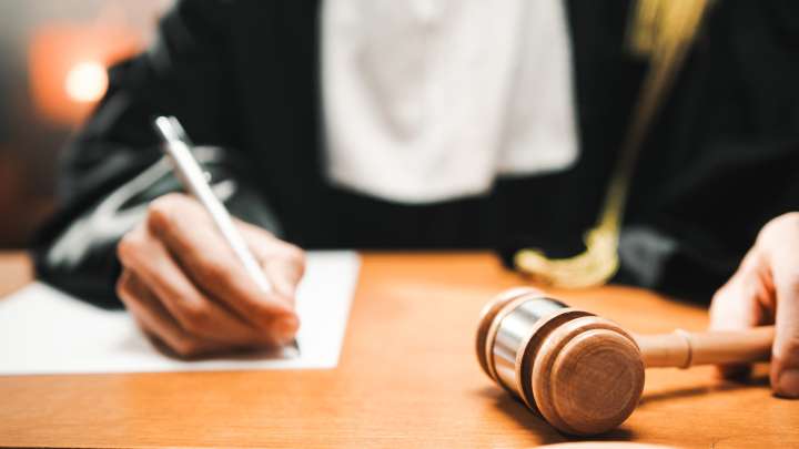 Juez emite orden judicial que restringe arrestos por inmigración en la capital del país