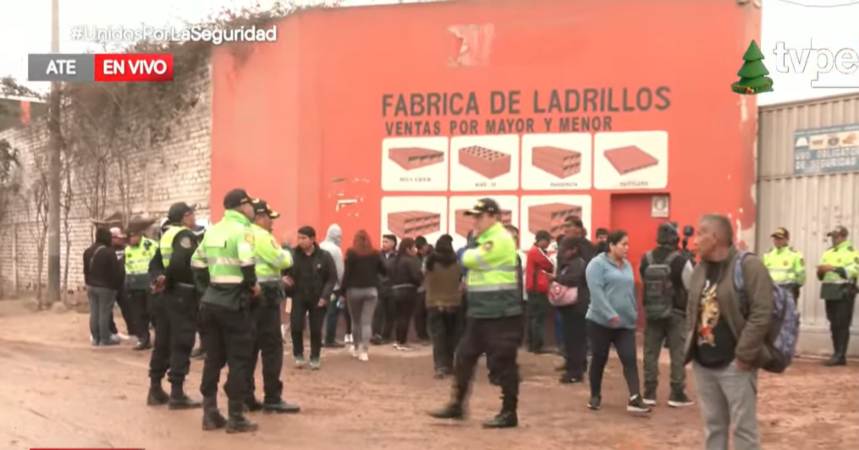 Policía investiga incendio en cochera de Ate que destruyó 18 vehículos