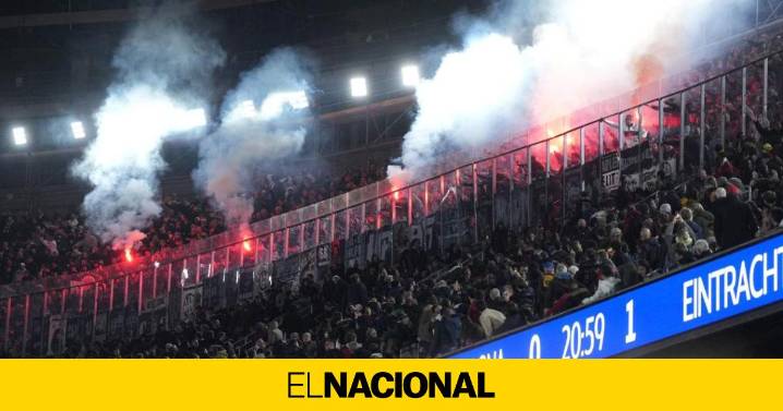 La afición del Eintracht vuelve a generar el caos en el Spotify Camp Nou a pesar de quedarse sin invasión