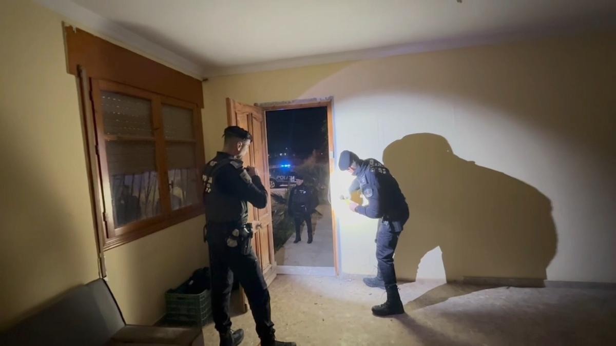 La Policía Local de Lorca libera dos casas okupadas de forma ilegal