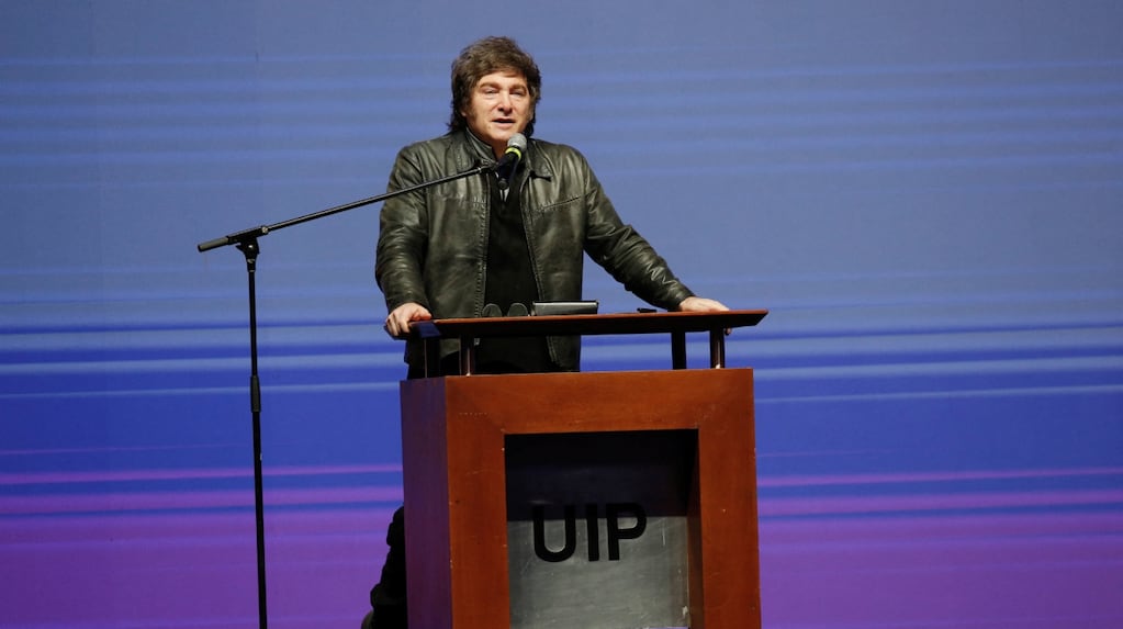 Contra la AFA y la CGT a la vez: Javier Milei, en su hora más alfonsinista