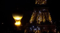 Investigan a youtuber francés por lanzar fuegos artificiales frente a la Torre Eiffel