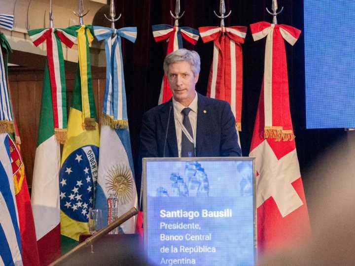 ¿Seguirá la calma del dólar en el último mes del año?