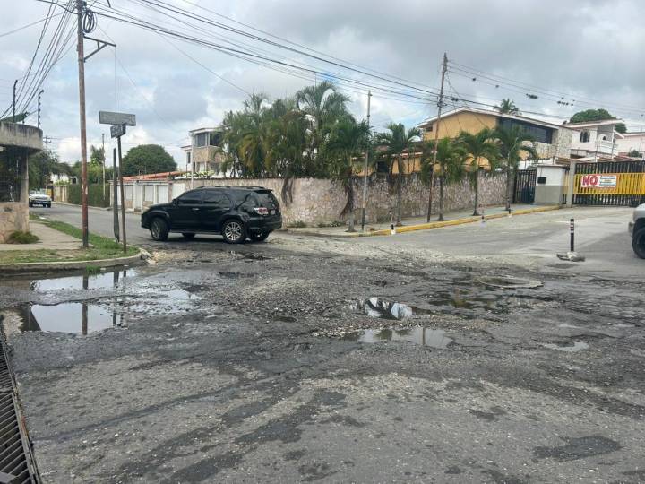Olores putrefactos y un río de aguas servidas asfixian a Santa Elena: Vecinos claman por auxilio