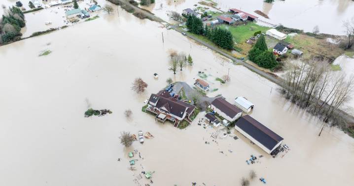 Tens of thousands in Washington ordered to evacuate amid severe flooding: "Lives will be at stake"