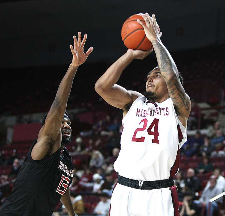 UMass holds off Harvard men’s basketball for win at home (photos)