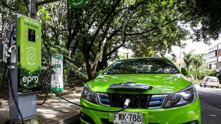 Carros eléctricos e híbridos: cómo acceder a beneficios tributarios en Colombia y ahorrar en su compra en 2026