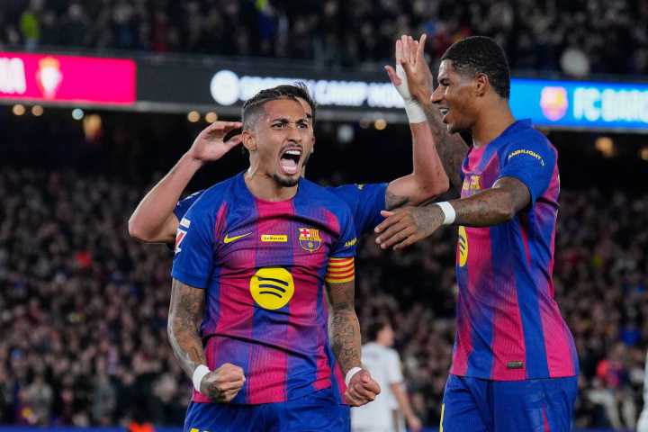 Barcelona vence al Osasuna con doblete de Raphinha y se afianza en la cima de La Liga