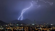 Emiten aviso por tormentas eléctricas en la región Metropolitana y otras 4 regiones de Chile