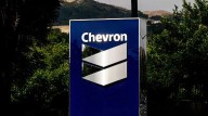 Chevron procura mantener operaciones en Venezuela en diálogo con Trump