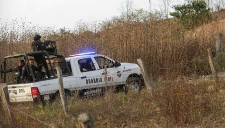 Enfrentamiento armado en Cotija deja un policía muerto; dos civiles fallecen por las balas perdidas