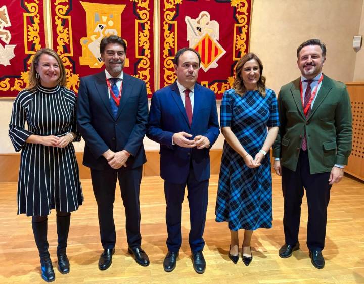 Carrasco apunta a la colaboración institucional para afianzar inversiones ante la gestión del nuevo president